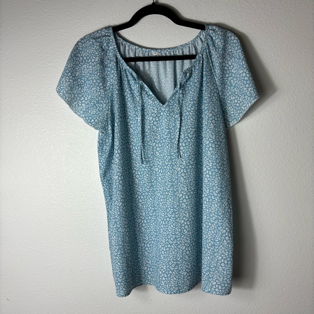 Simplicity light Blue Cheetah Short Sleeve Blouse size Large
